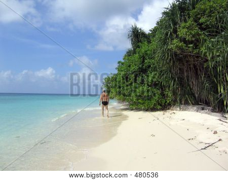 Uomo sulla spiaggia