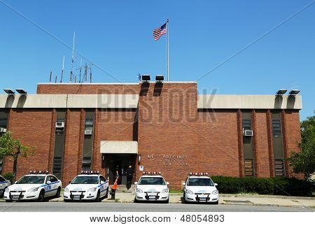 Politiets biler foran NYPD 61: e Precinct i Brooklyn, NY