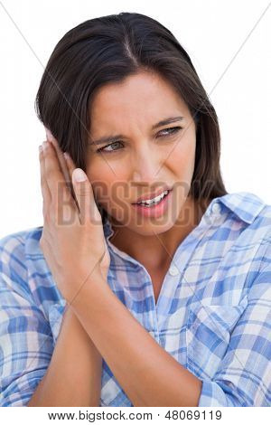 Brunett med en öronvärk på vit bakgrund 