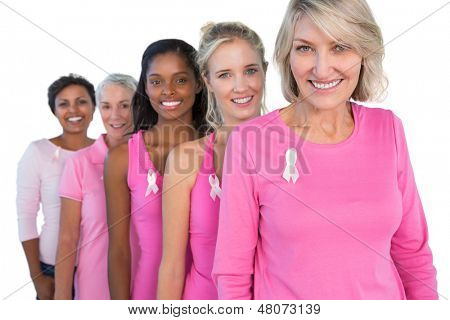 Allegre donne indossa rosa e nastri per seno cato su sfondo bianco