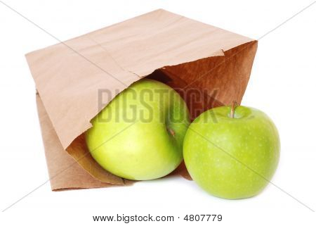 Braune Papiertüte mit grünen Äpfeln