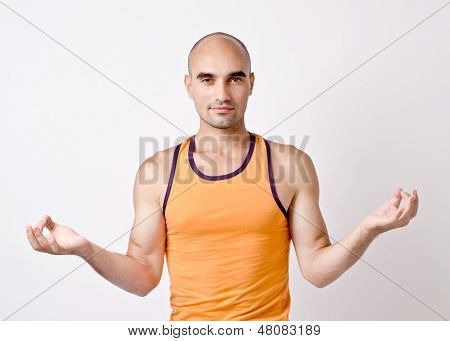 Uomo facendo yoga.