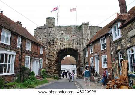 Roggen, ENGLAND - Juni 2: Das äußere des mittelalterlichen Landgate am 2. Juni 2012 in Rye, Sussex. Es ist t