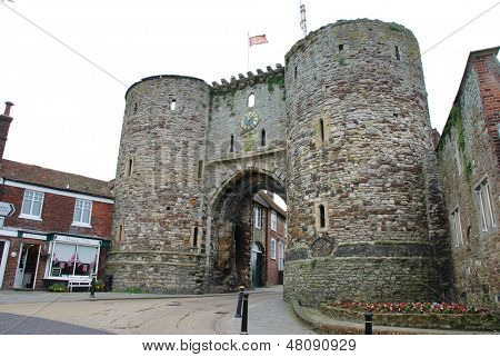 Roggen, ENGLAND - Juni 2: Das äußere des mittelalterlichen Landgate am 2. Juni 2012 in Rye, Sussex. Es ist t