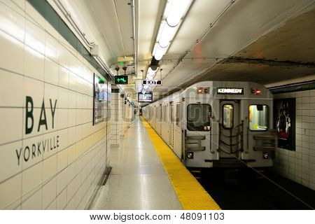 TORONTO, Kanada - 3 lipca: Metra z pasażerów na 3 lipca w Toronto, Kanada. 2012. Obsługiwane przez Gov