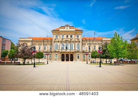 스 메 데 레보, 세르비아에 있는 메인 광장에 시립 어셈블리.