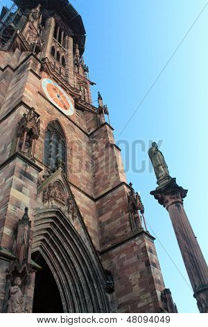 FREIBURG IM BREISGAU, Německo - 19 prosince 2012: Freiburské katedrály