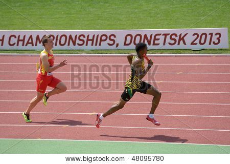 ドネツク、ウクライナ - 7 月 13 日: ジャマイカの Jaheel ハイドとスペインのハビエル ・ デルガド男の子 m で競う