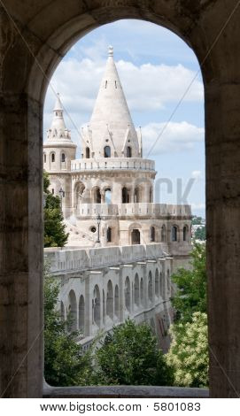 Budapest Castle tårne gennem runde-ledes vindue
