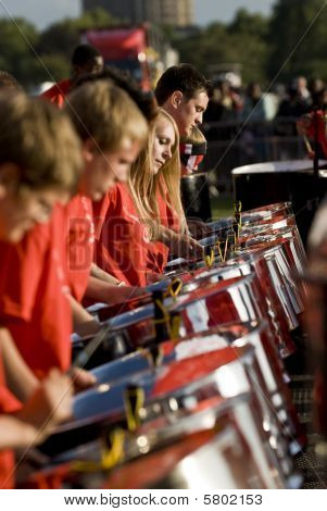 Członek zespołu z Croydon stali Orkiestra