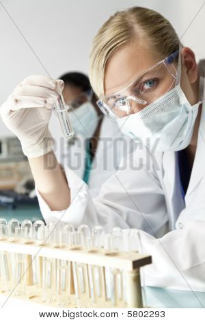 Ženské vědec nebo lékaře s čirého roztoku v laboratoři