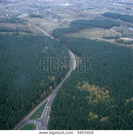 Autostrady przez las sosnowy. Zdjęcie lotnicze.