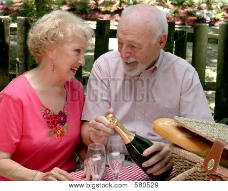 Picknick-Senioren - liebevollen Blick