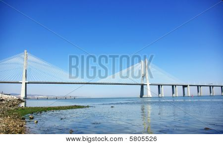 Moderní most v řece Tejo, Portugalsko.