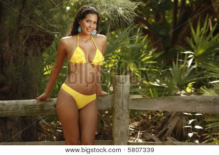 Gul bikini