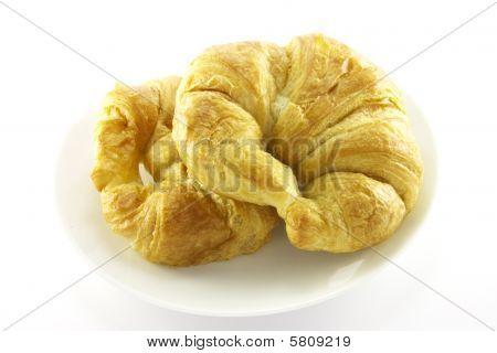 To croissanter på en hvid plade