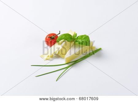 yellowish surface ripened cow's cheese, with chive, basil and tomato