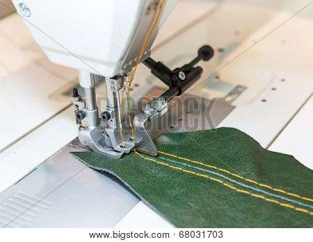 Sewing process in the phase of overstitching