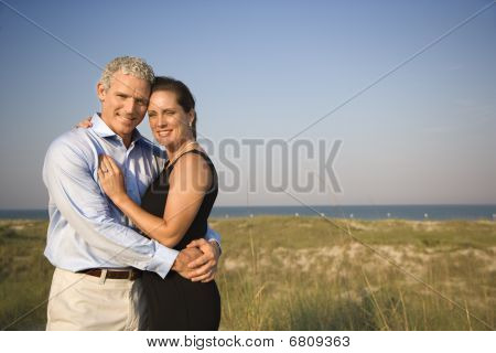 Portræt af par på strand