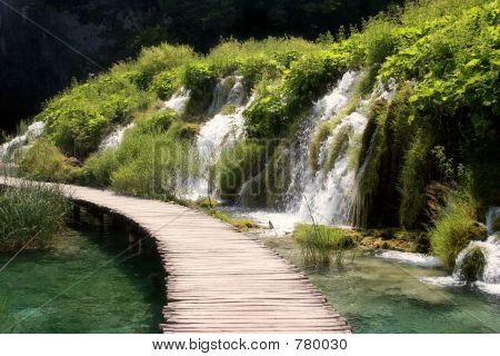 Chemin d'accès au-dessus de l'eau