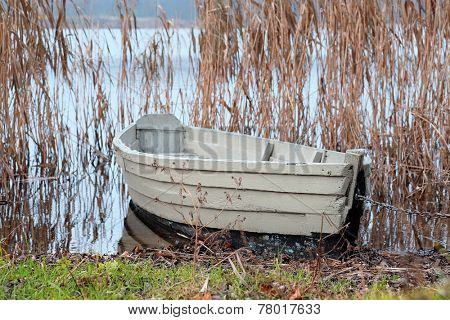 pair-oar boat at a berth