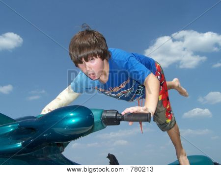 Extremo menino quebrado