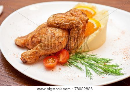 Roasted chicken with potatos, tomotoes and green