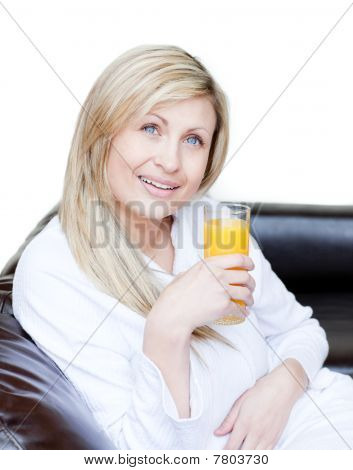 Zářící žena pít pomerančový Jus