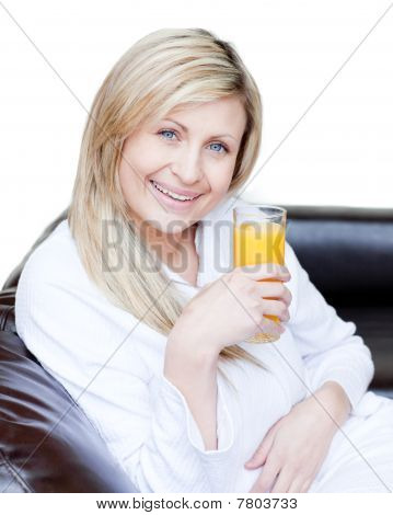 Krásná žena pít pomerančový Jus