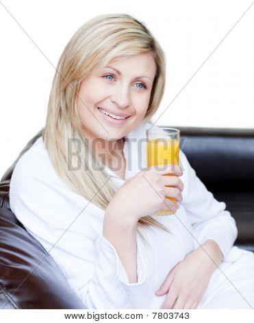 Usmívající se žena pít pomerančový Jus