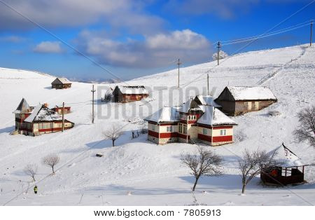 Paysage d'hiver avec Mountain Village de Sirnea, Roumanie