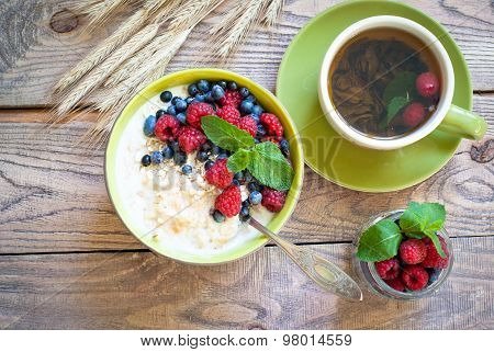 Healthy Breakfast - Oatmeal With Berries