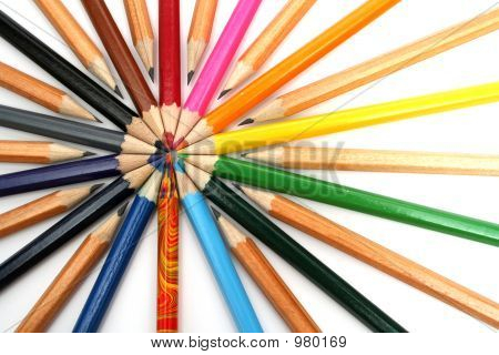 Lápices de colores han establecido alrededor del líder
