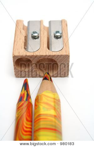 Dos multicolor lápices antes un sacapuntas para lápices
