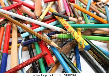 Colección de lápices multicolores de una madera y plástico