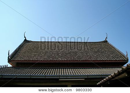 Střechy starého chrámu kantýně centrální Phuket Downtown.