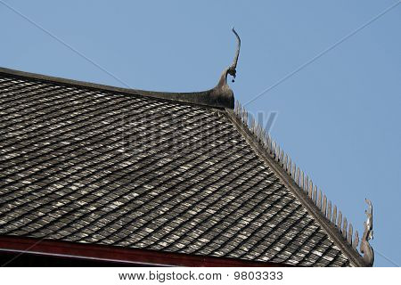 Střechy starého chrámu kantýně centrální Phuket Downtown.