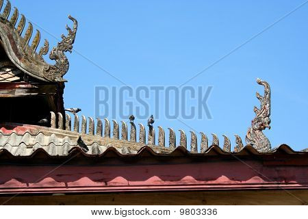 Jasně modré nebe nad kavárně v antické chrámy v Phuketu. Phaya Nak, na střeše Tha