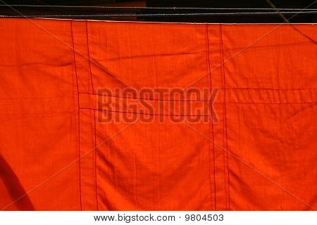 Vzorované tkaniny žlutá roucha buddhistických mnichů v Thajsku