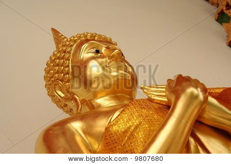 Zlatý Buddha. Na Wat Khao Rang, Phuket, Thajsko.