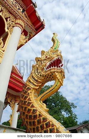 Naka nebo velkého hada před chrámem Thajsko