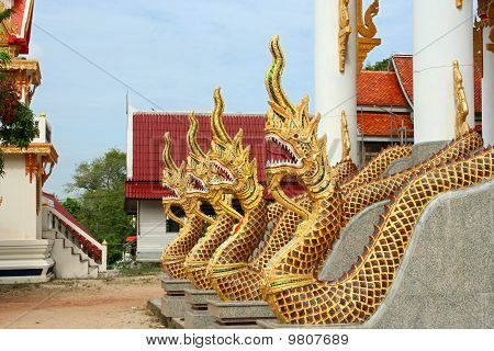 Naka nebo velkého hada před chrámem Thajsko