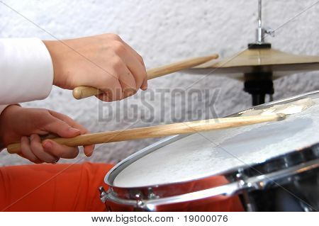 Baterista feminina em ação