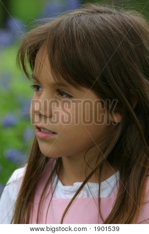 สาวสวยสีชมพูด้านบนหันหน้าไปทางขวา