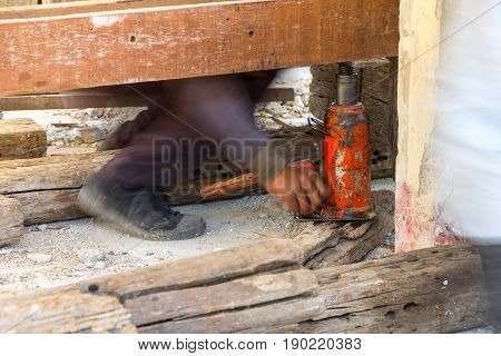 consrtuction renovate building use hydraulic jack up move house