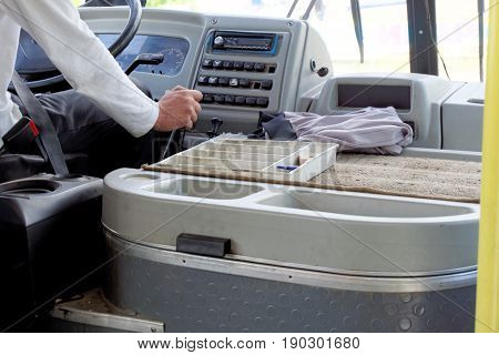 The driver of the passenger bus violates the rules of vehicle management - pretends to wear a seat belt but just threw it across his chest.
