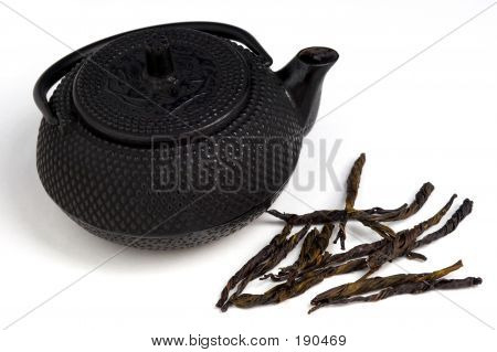 Tetera y hojas de té