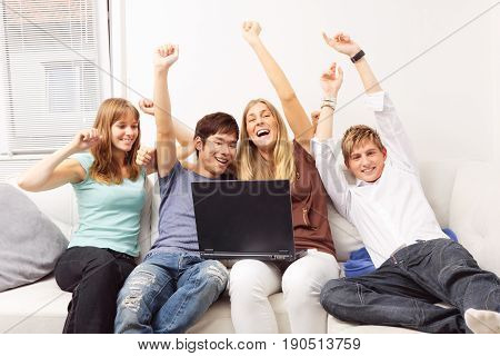 friends sitting on a couch, surfing the internet