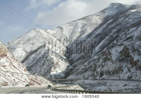 Berge neben der Autobahn
