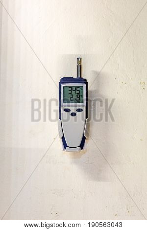 Instrument for measuring the current values of temperature and relative humidity